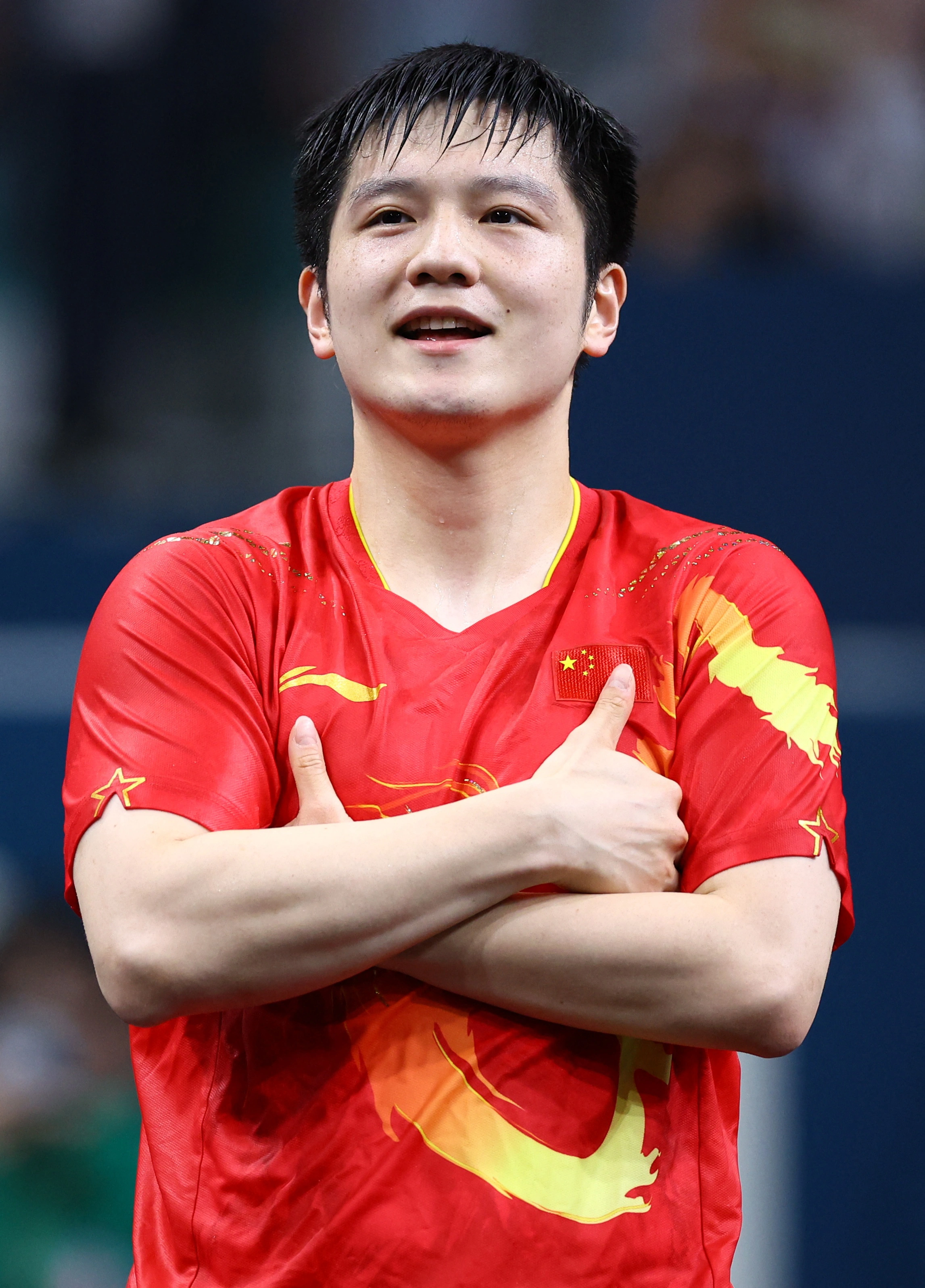 双手交叉抱胸 - 图片 1